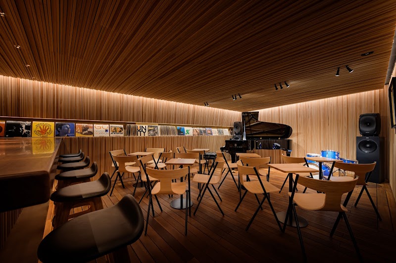 THE MOMENT JAZZ CLUB