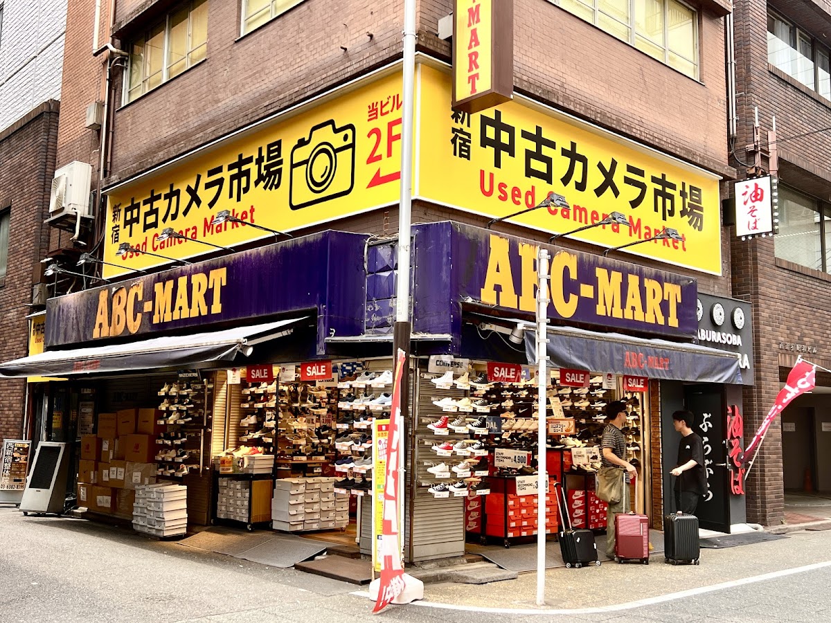 Shinjuku used camera market
